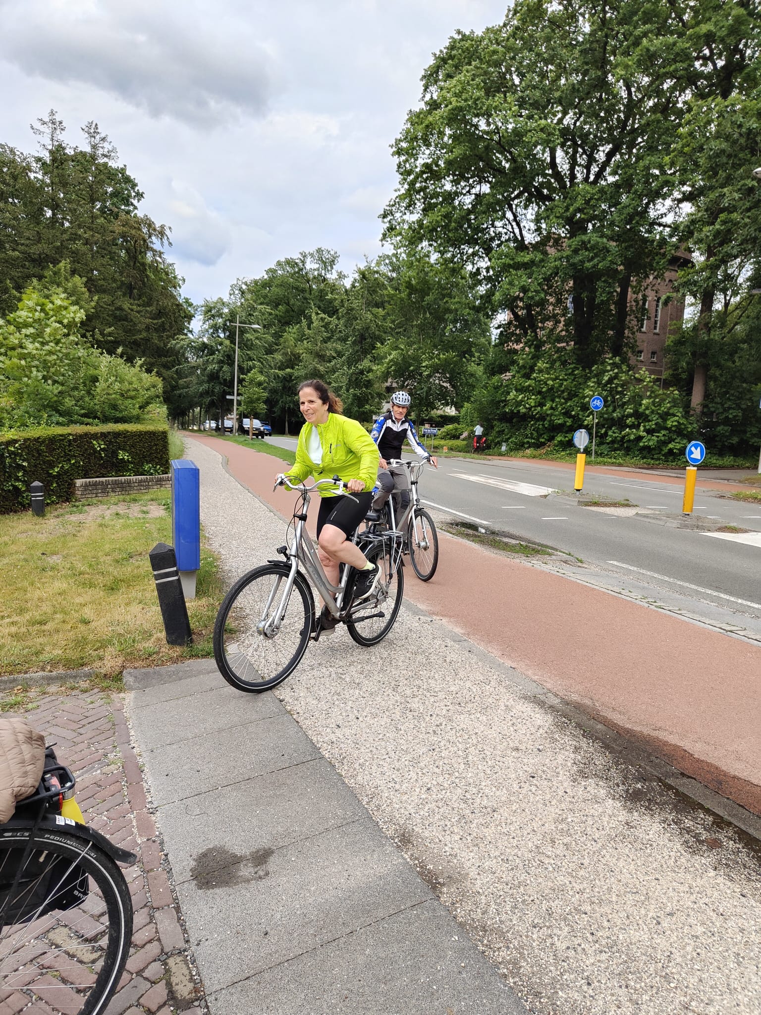 Deux cyclistes du peloton sur la piste cyclable