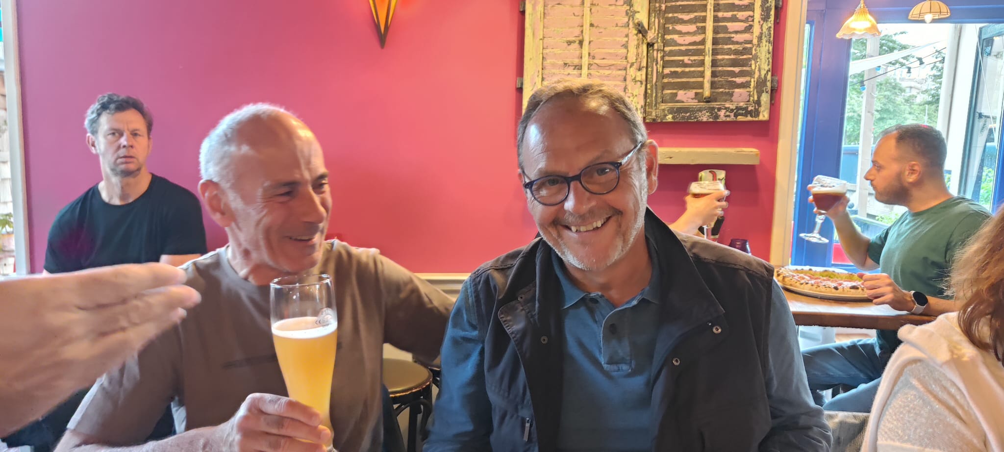 Au dîner, la conversation roule encore.