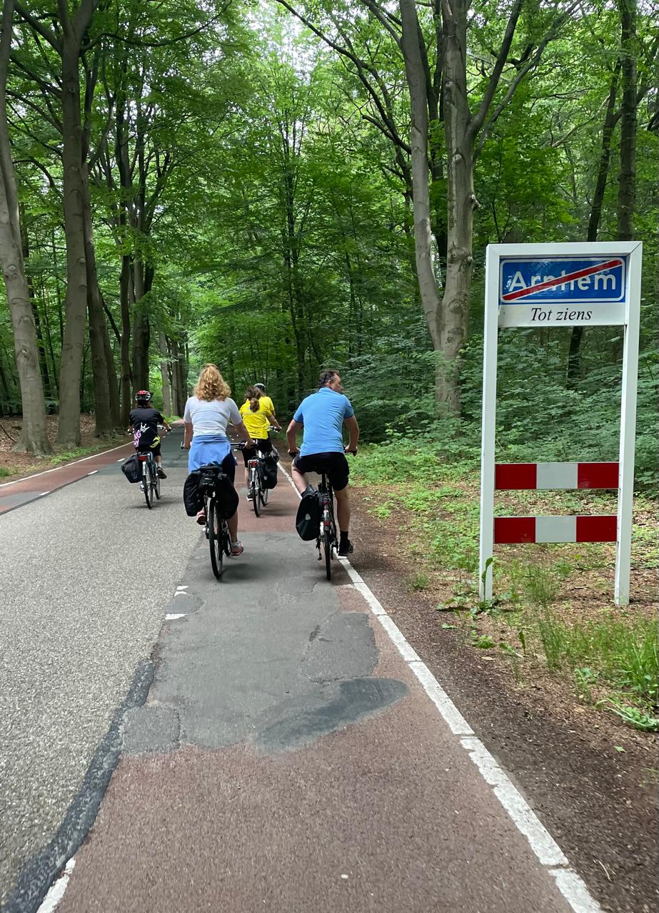 Le peloton quittant Arnhem — panneau « Tot ziens »
